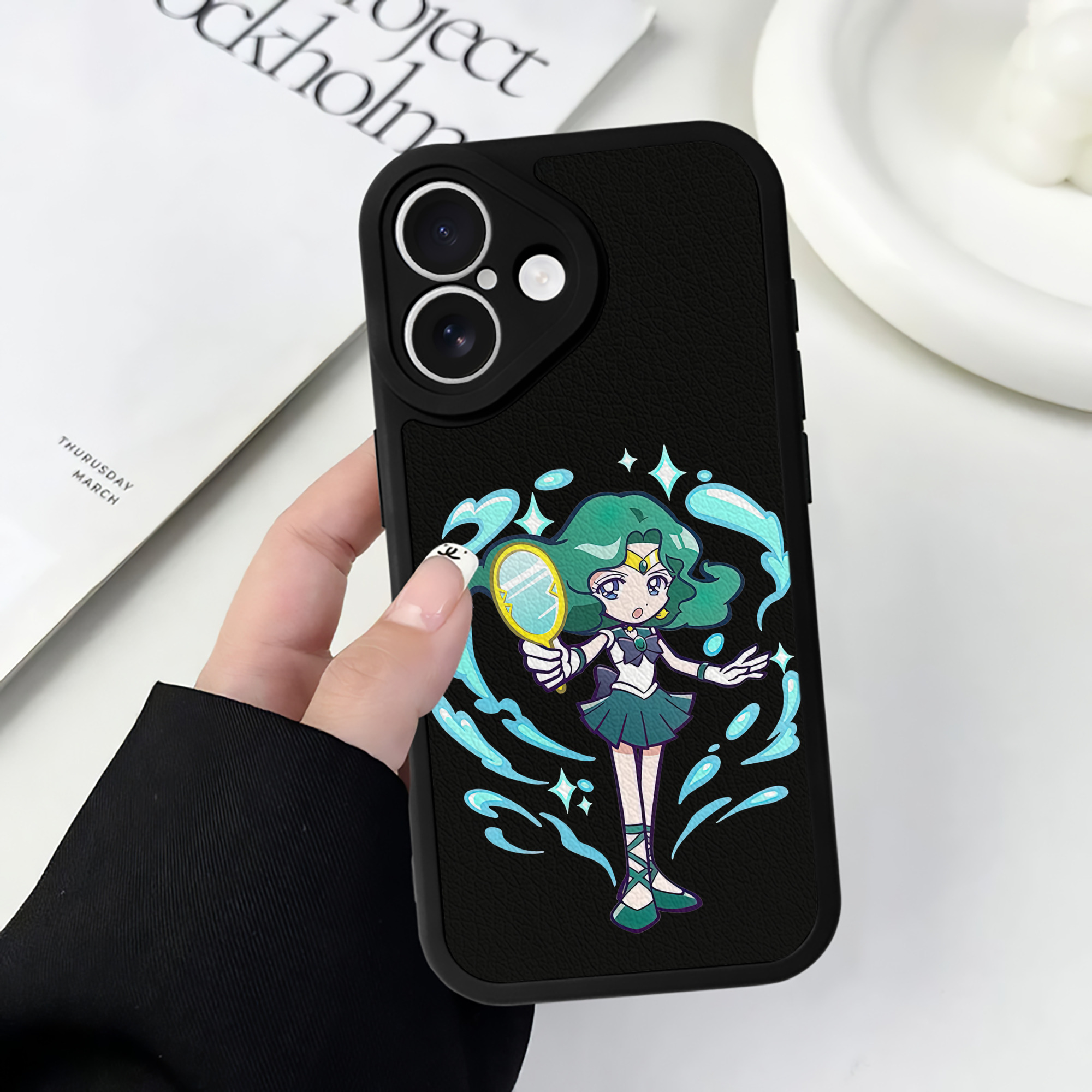 （画像用） 美少女戦士セーラームーン 海王 みちる（かいおう みちる） Sailor Moon Kaiou Michiru 【iPhone 16シリーズ対応】シリコンスマホケース（レザー調） 材質：シリコン
